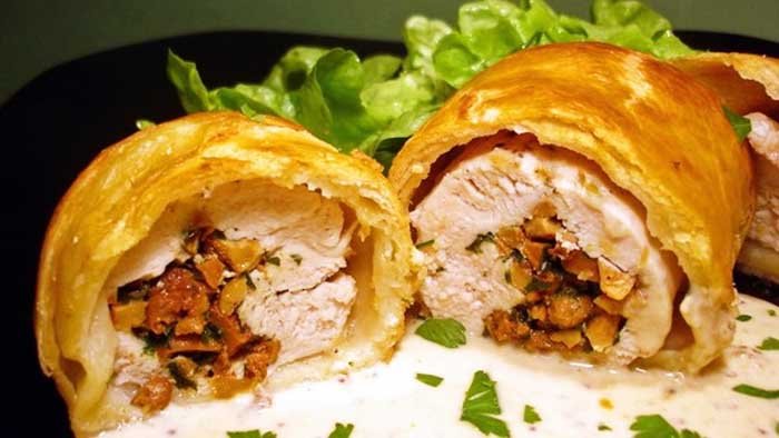 Blancs de poulet farcis aux champignons en croûte feuilletée Recette